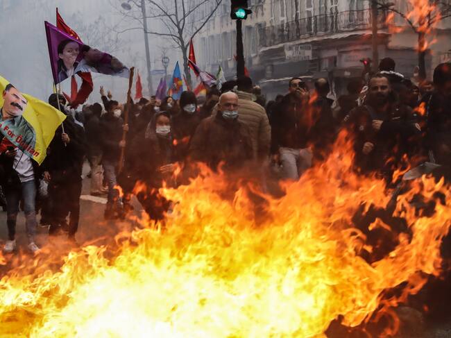 -FOTODELDÍA- PARÍS (FRANCIA), 24/12/2022.- La manifestación de militantes kurdos en París en homenaje a las tres víctimas de un tiroteo frente a un local cultural de esa comunidad en la capital francesa degeneró este sábado en disturbios y enfrentamientos con las fuerzas del orden, que contestaron con el lanzamiento de gases lacrimógenos. EFE/ Teresa Suarez