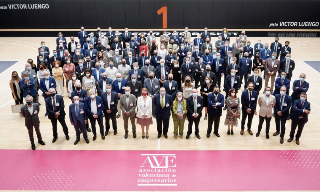 Los asociados de AVE participantes en la Asamblea General que se ha celebrado en L&#039;Alqueria del Basket