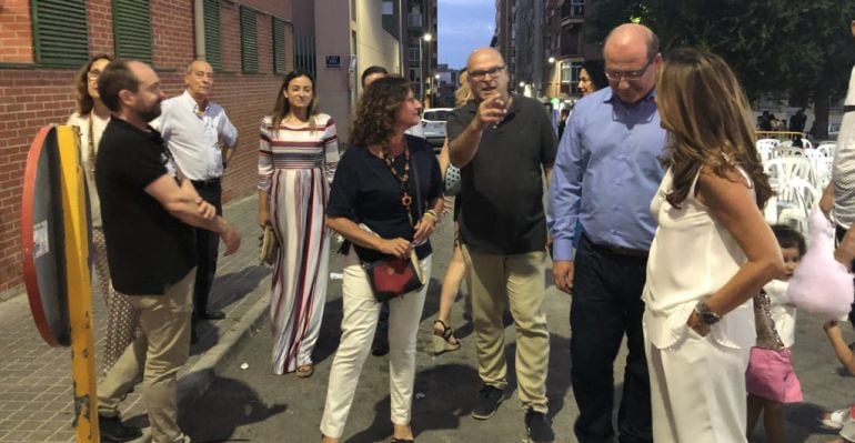 Alcalde y concejales de distintos partidos minutos antes de presenciar el concurso de misses de Santa Isabel