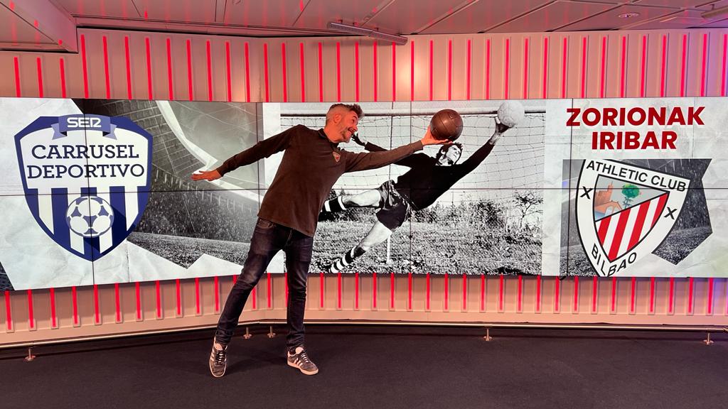 El director de Carrusel Deportivo, Dani Garrido, en los estudios de la Cadena SER