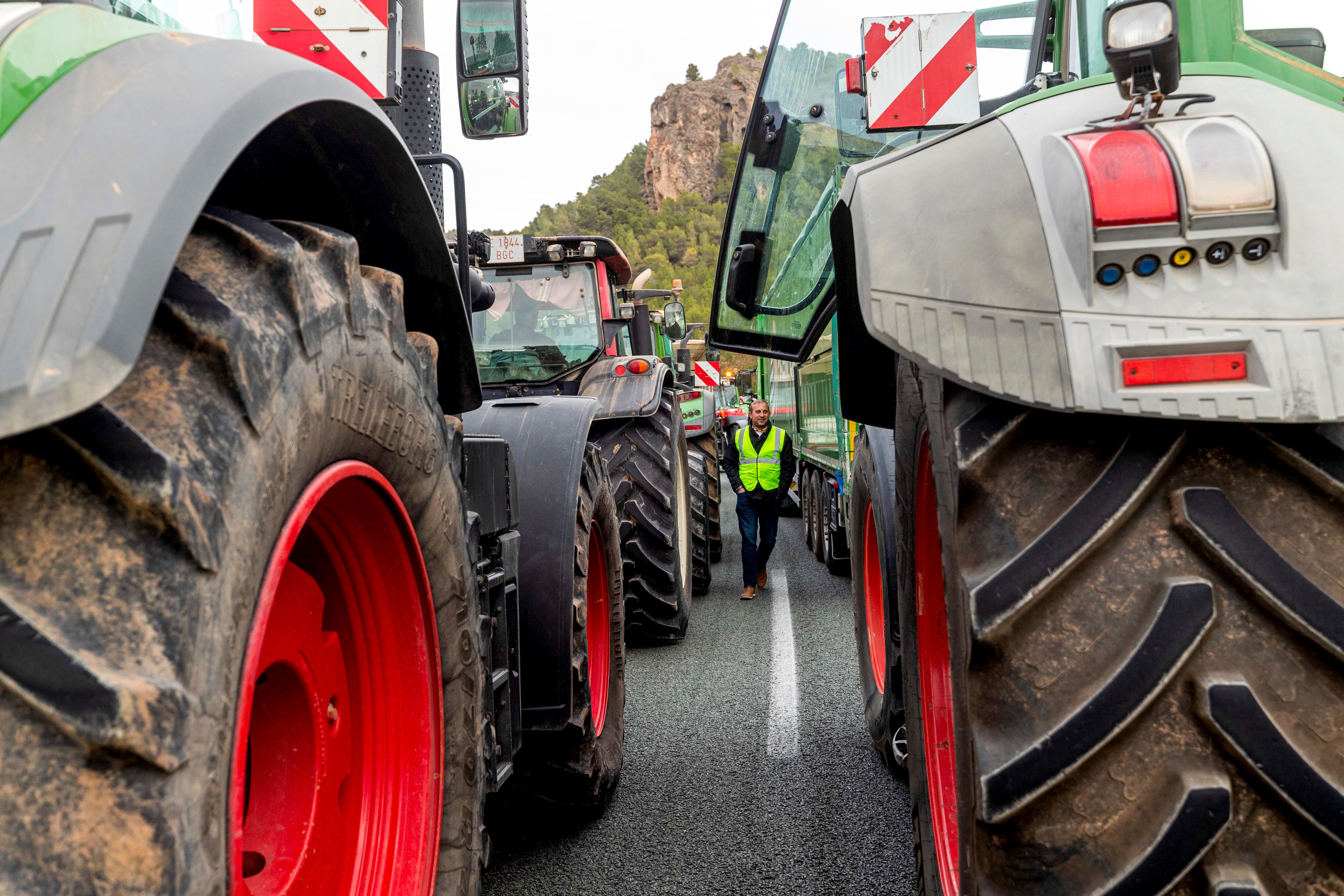MURCIA, 06/02/2024.- Varios tractores mantienen cortada la autovía A-30 a la altura del puerto de la Cadena en dirección Murcia este martes cuando los agricultores españoles generalizan esta semana sus protestas y se echan a la calle en varias provincias del país para pedir cambios en las exigencias normativas ambientales, más flexibilidad de la Política Agraria Común (PAC) y ayudas por la sequía, entre otras demandas. EFE/Marcial Guillén