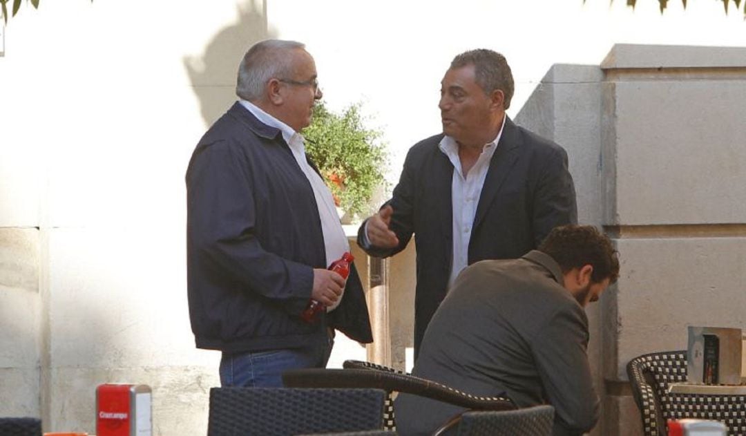 Ángel Fenoll, a la izquierda, durante un descanso de la vista