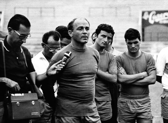 Alfredo Di Stefano durante su presentación ante la plantilla del Elche en 1967