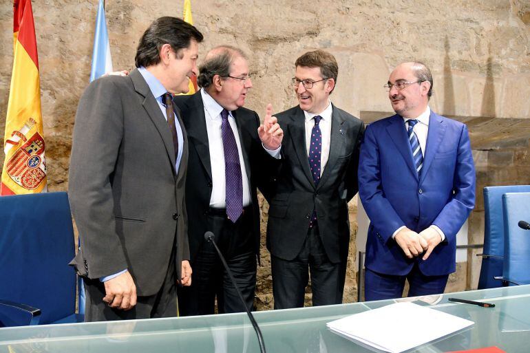 El jefe del Ejecutivo de Castilla y León, Juan Vicente Herrera, acompañado por los presidentes de Galicia, Alberto Núñez Feijóo, Asturias, Javier Fernández y Aragón, Francisco Javier Lambán, durante la reunión sobre despoblación celebrada en León