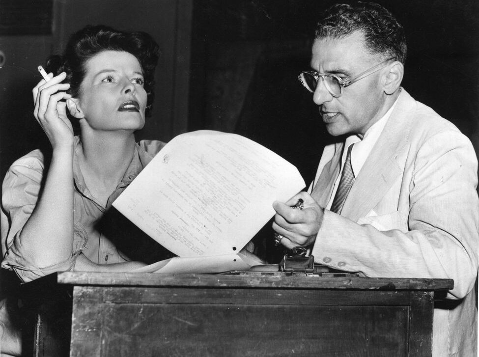 George Cukor repasando un guion junto a Katharine Hepburn.