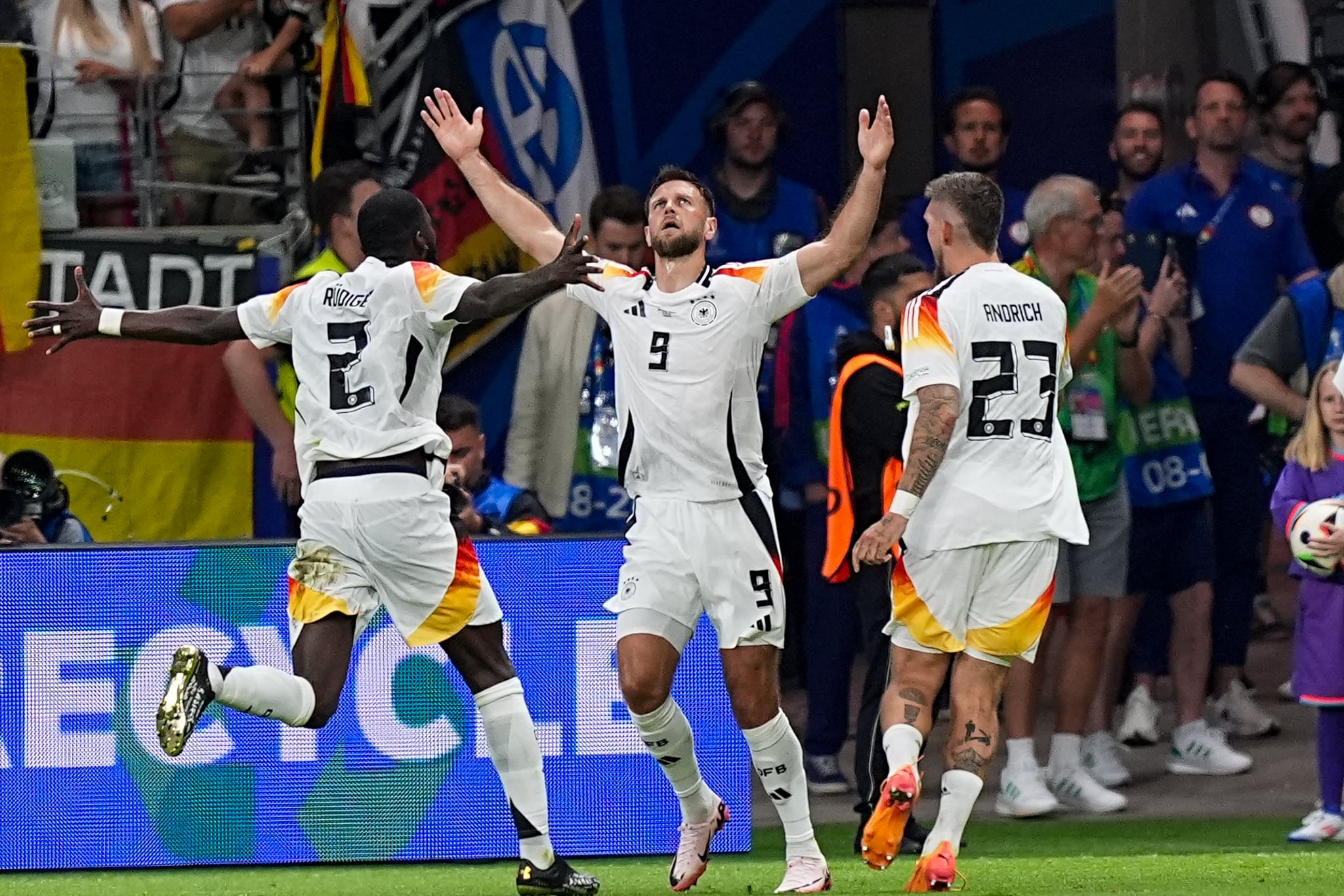 Fullkrug salvó a Alemania con un gol en el descuento