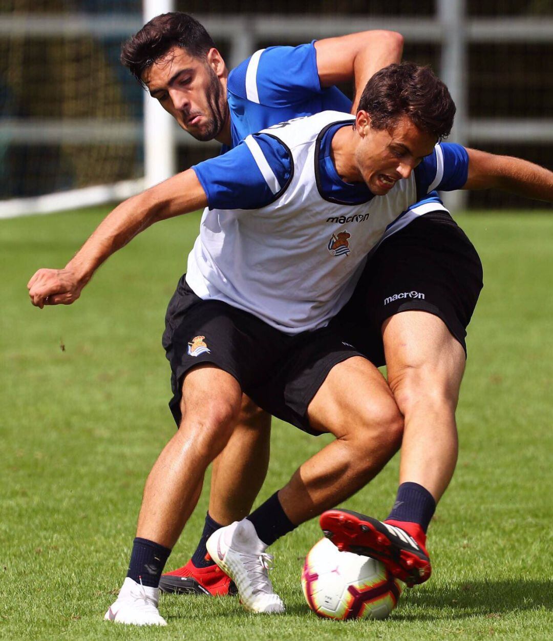 Guevara pugna por un balón con Merino en un entrenamiento de Zubieta
