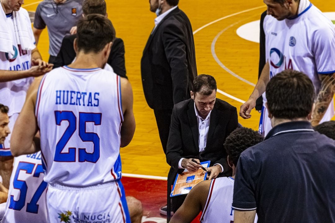 Pedro Rivero, dando instrucciones a sus jugadores