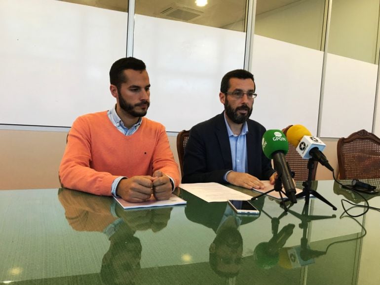 El alcalde de La Línea, Juan Franco y su concejal, Mario fernández en una conferencia de prensa