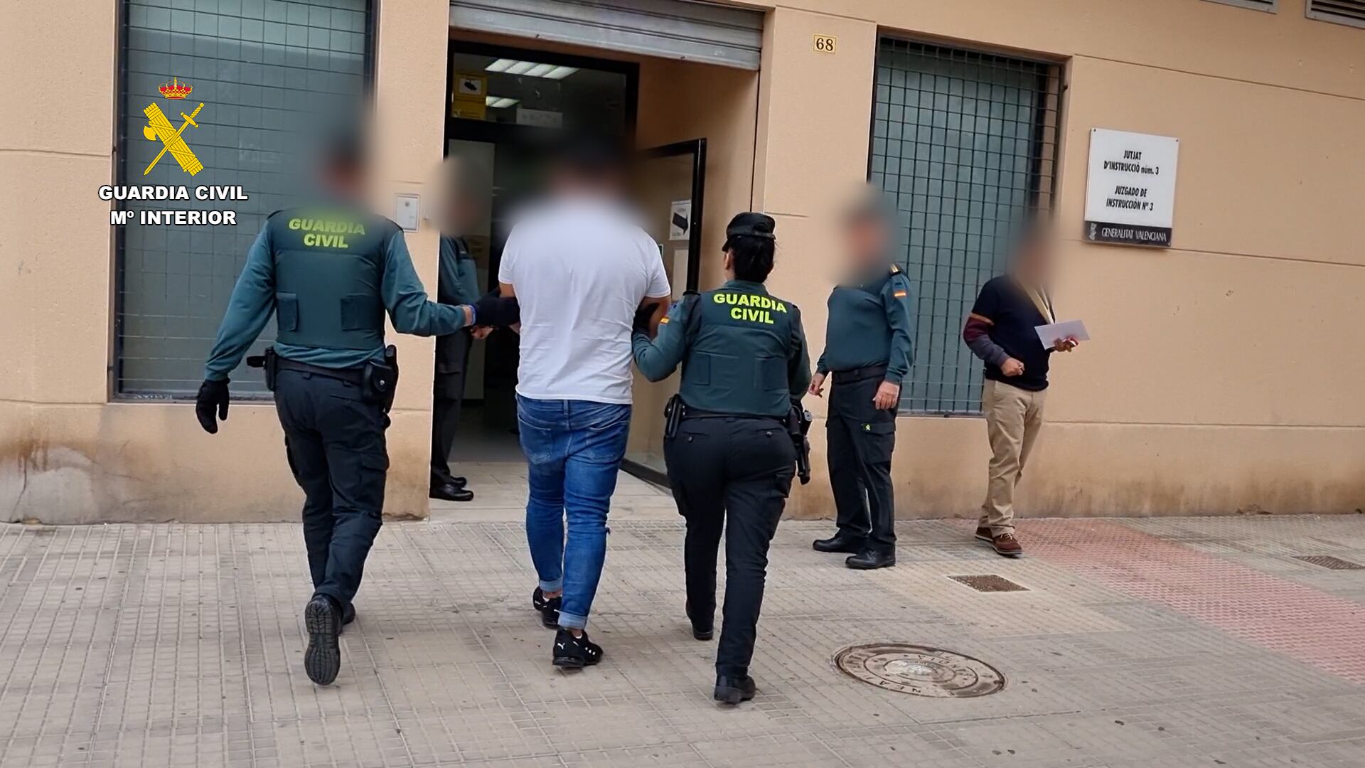 Uno de los detenidos a la entrada de los juzgados en Gandia.