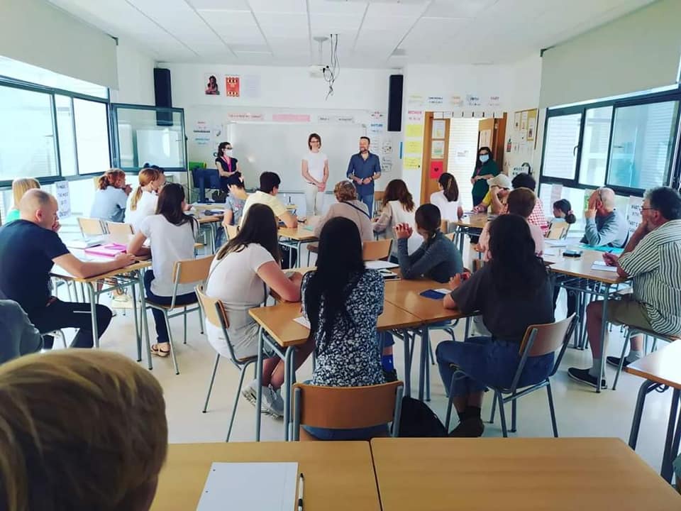 Un momento de la clase de español para refugiados en la EOI de Gandia.