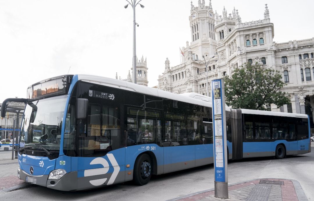 Un autobús de la Empresa Municipal de Transportes (EMT), en la plaza de Cibeles. Archivo. 