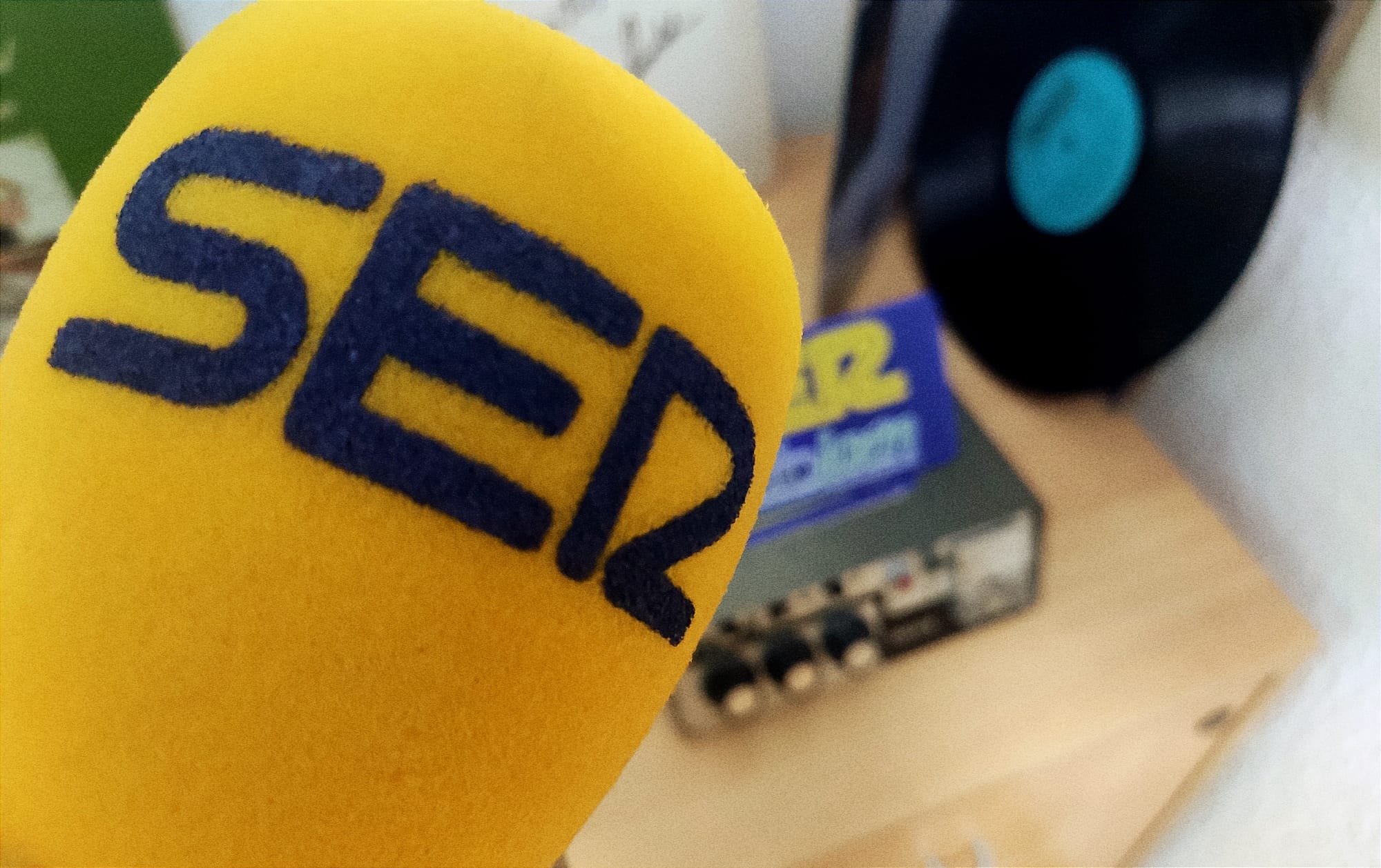 Micrófono de Cadena SER en los estudios de Radio Jaén