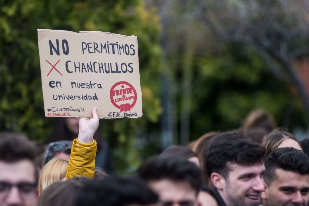 Cartel en una de las protestas por las irregularidades en el instituto de Derecho Público de la Universidad Rey Juan Carlos 
