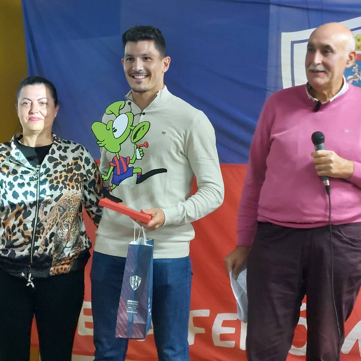 La Peña Fenómenos Oscenses premia a Miguel Loureiro por su compromiso y entrega a la SD Huesca