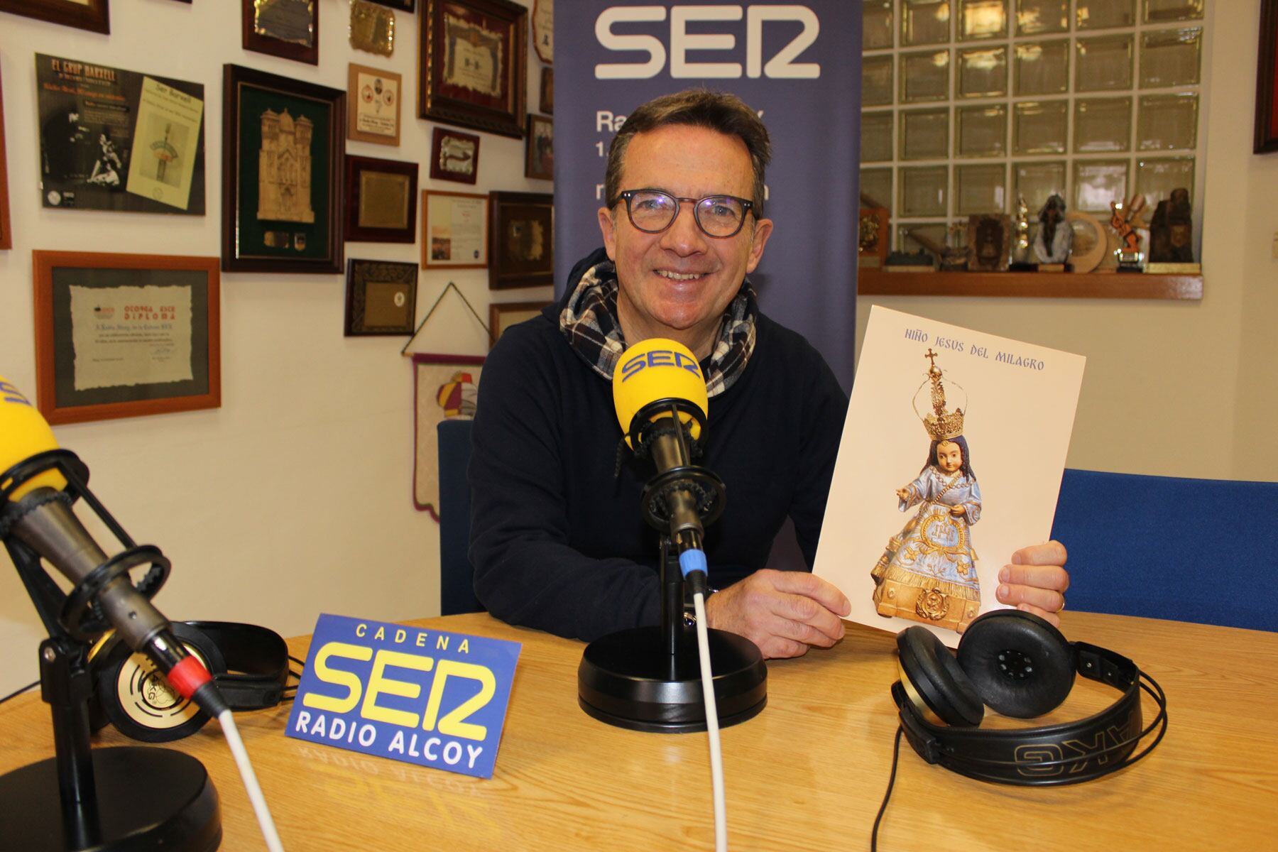 Jordi Ponsoda, presidente de la Asociación Jesuset del Miracle, muestra la concordia de este año