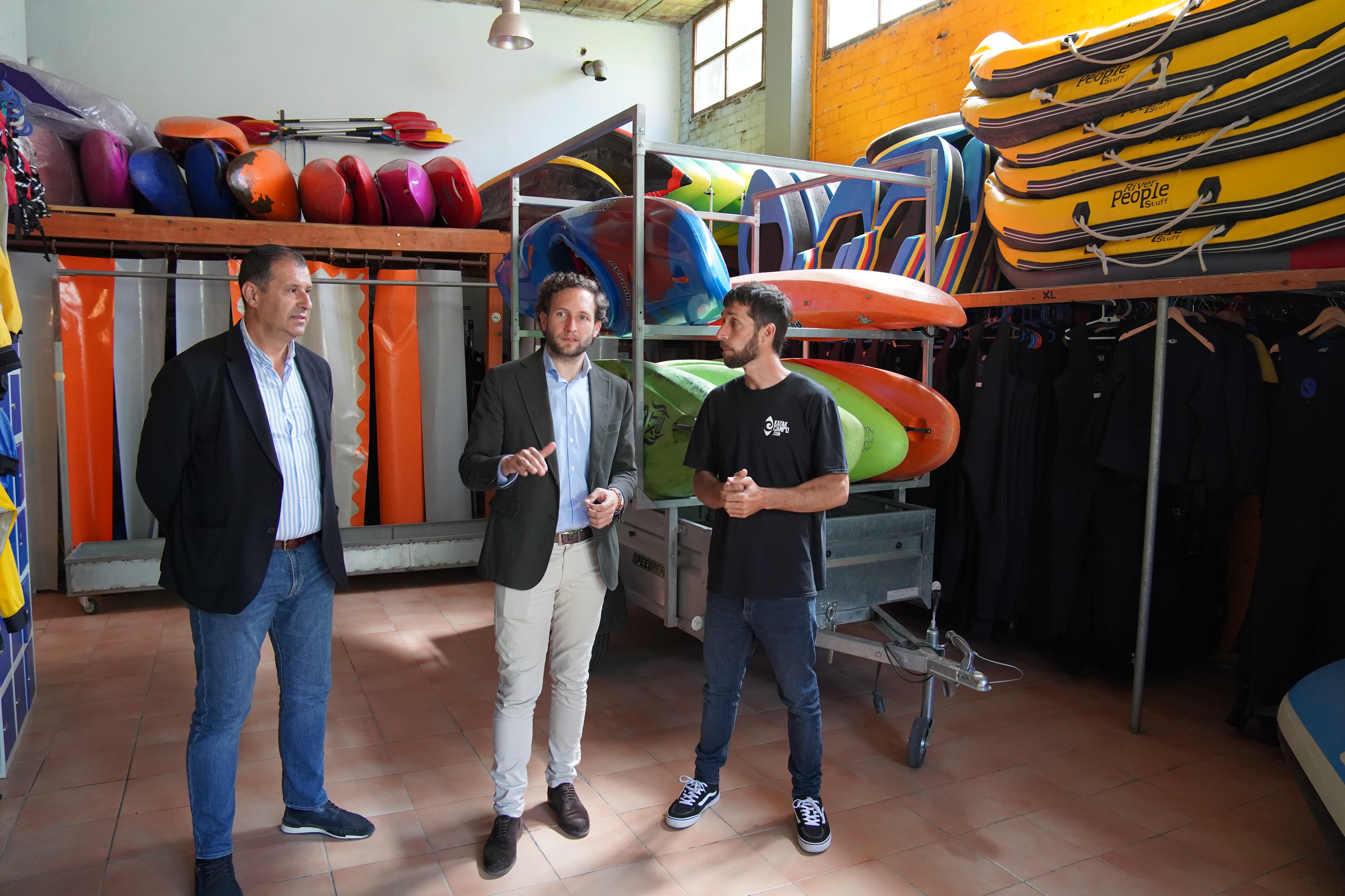 Sergio Serra e Isaac Claver junto a Eduard Jubert, presidente de Turismo Deportivo de Aragón