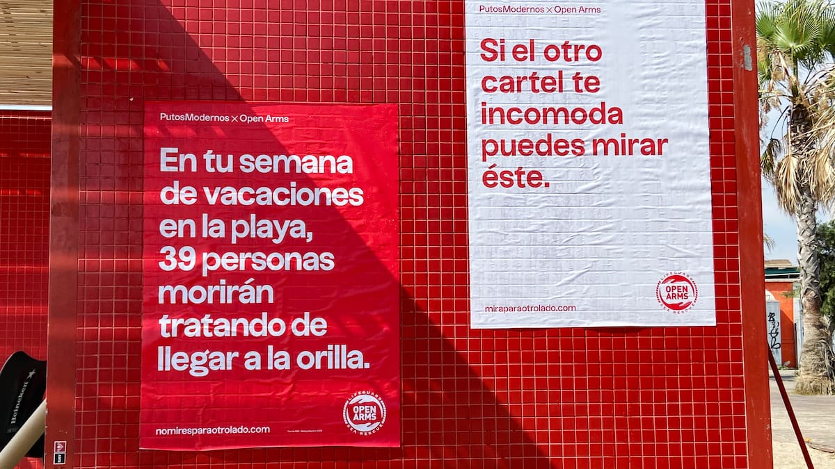 "En tu semana de vacaciones en la playa, 39 personas morirán tratando de llegar a la orilla": carteles para poner rostro a la tragedia