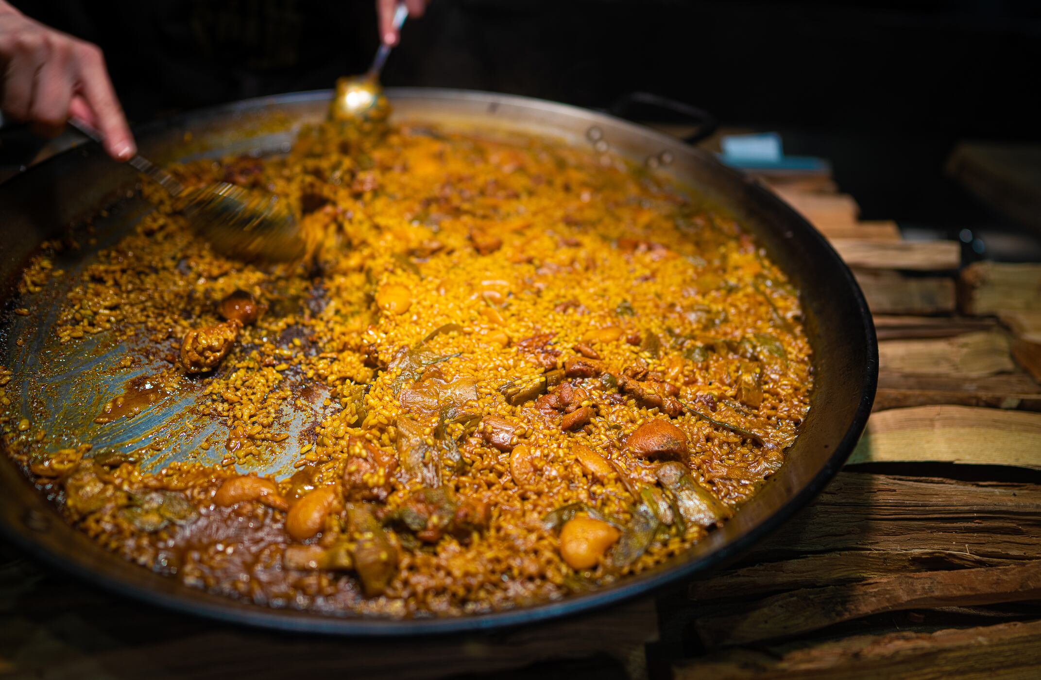 Paella valenciana con &#039;socarrat&#039;.