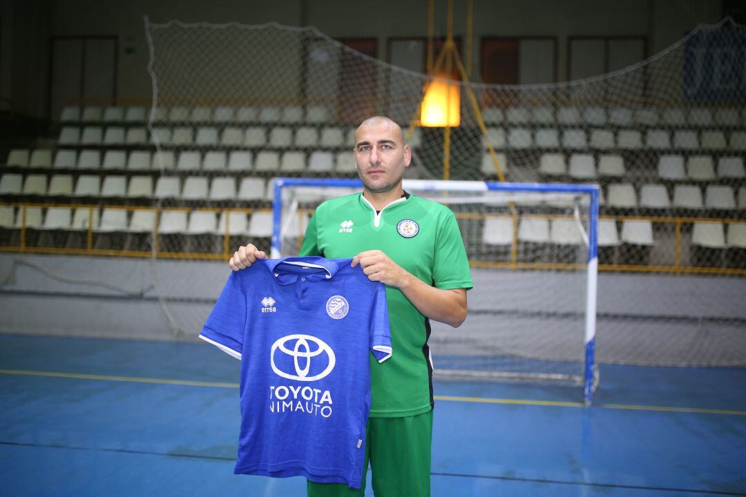 Moi posando con la camiseta del Toyota Nimauto en el Ruíz Mateos