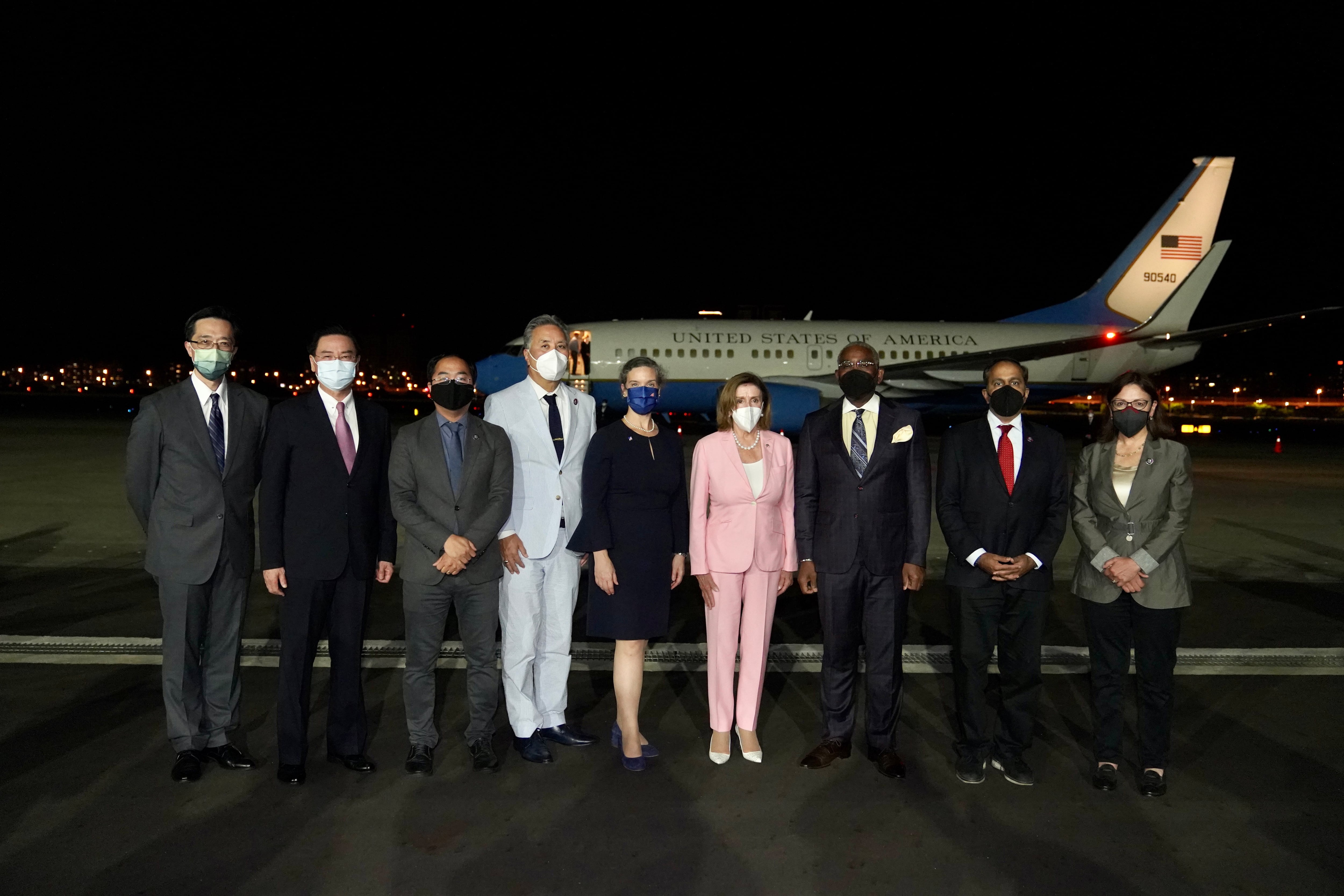 Nancy Pelosi a su llegada a Taiwán con representantes del Gobierno local