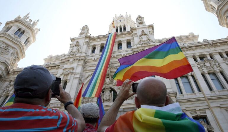 GRA056. MADRID, 28/06/2015.- La bandera arcoíris, símbolo de la lucha del movimiento LGTB por la igualdad de lesbianas, gais, transexuales y bisexuales, ha sido desplegada hoy en la fachada del Palacio de Cibeles, sede del Ayuntamiento madrileño, con moti