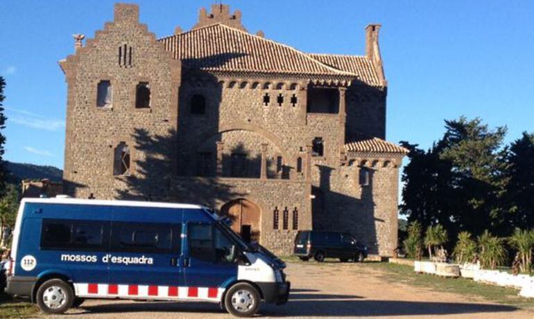 La furgoneta dels Mossos davant la mansió de Santa Maria d'Oló on s'ha detingut a un ciutadà armeni