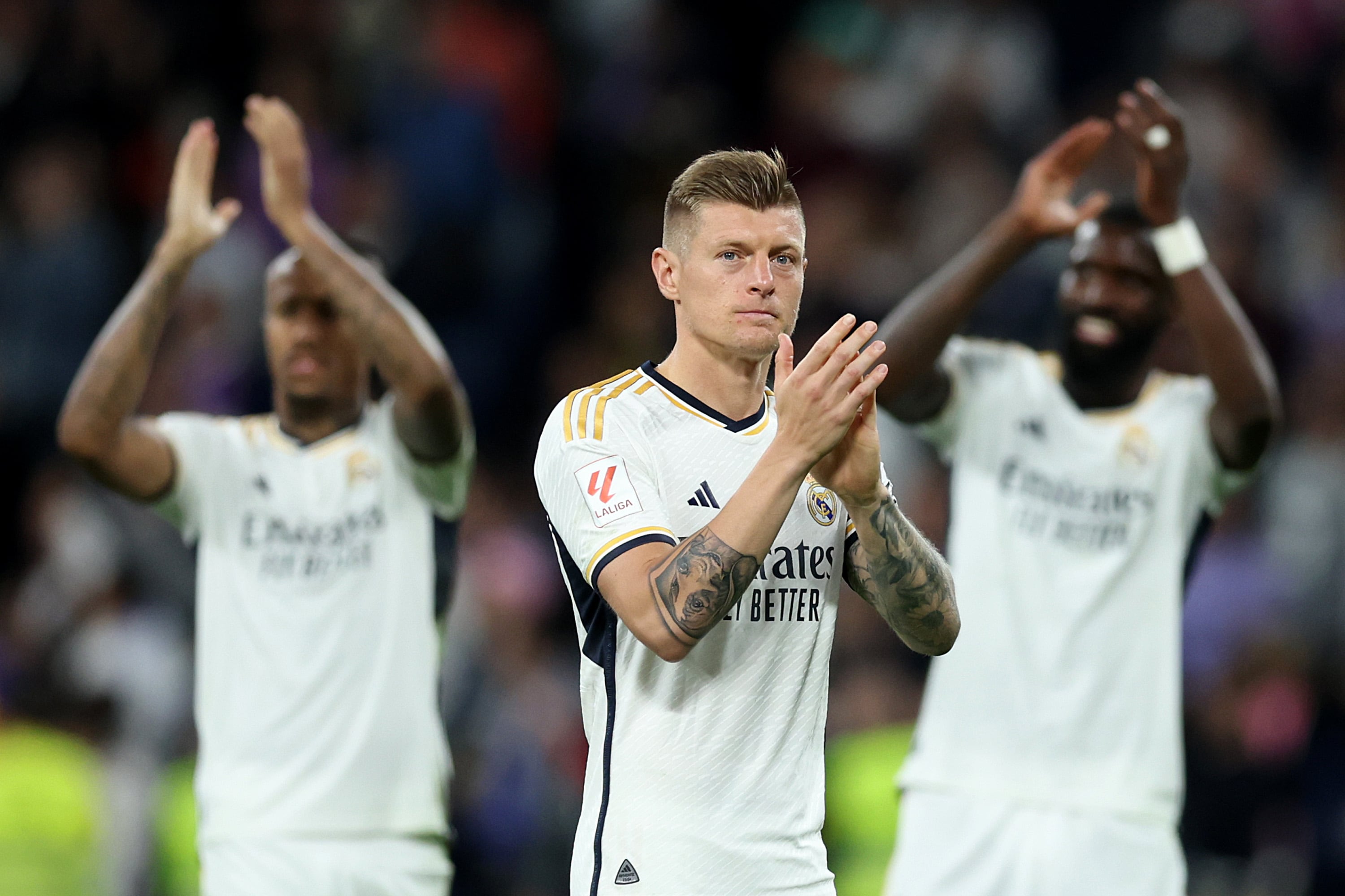 Toni Kroos del Real Madrid  sale entre aplausos (Photo by Clive Brunskill/Getty Images)