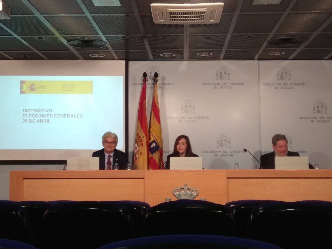 La delegada del Gobierno en Aragón, Carmen Sánchez, junto al subdelegado del Gobierno en Zaragoza y el secreatrio general de la delegación en un momento de la presentación del dispositivo electoral del 28A