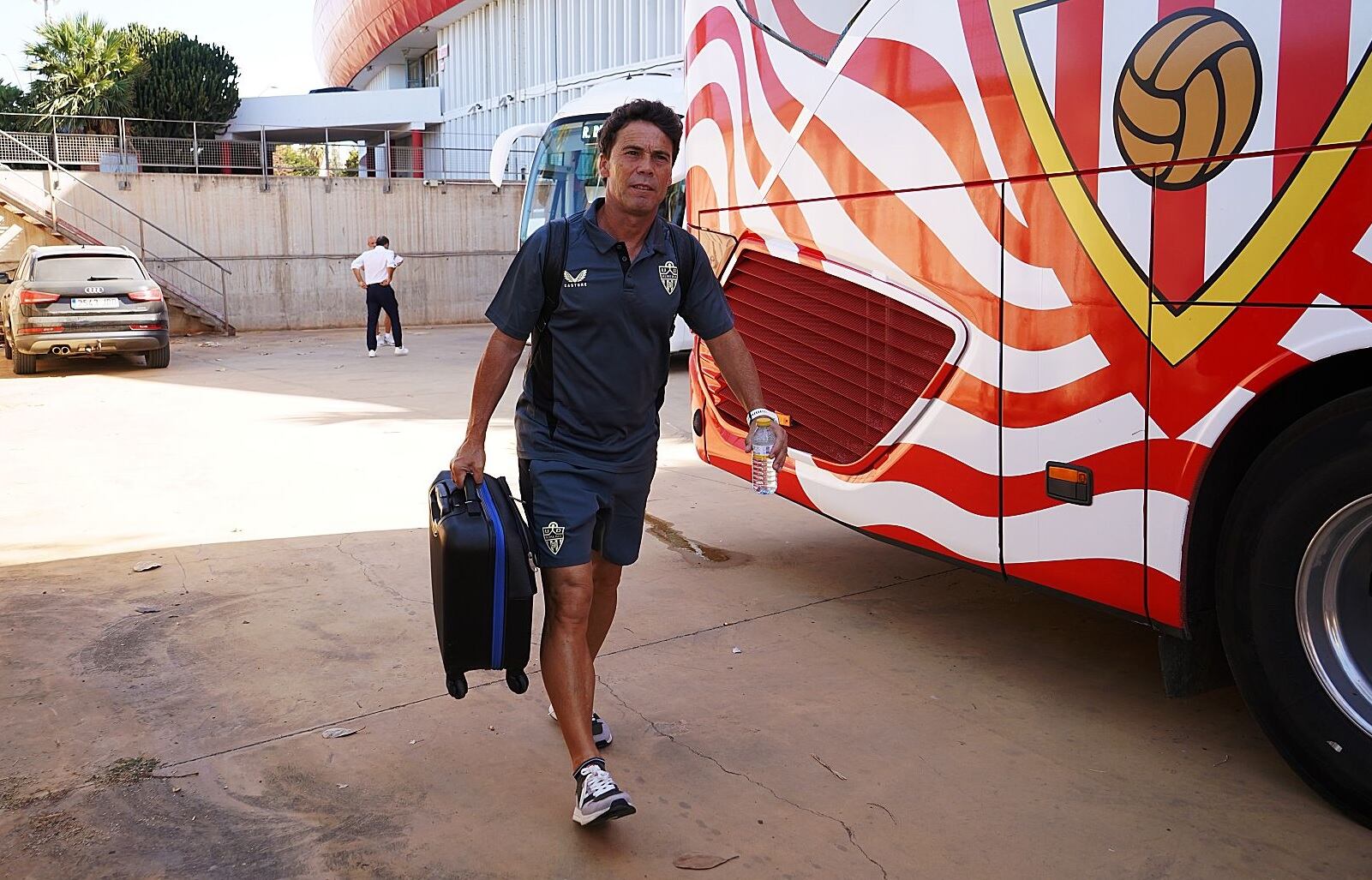 Rubi subiéndose al autocar para poner rumbo a tierras malagueñas.