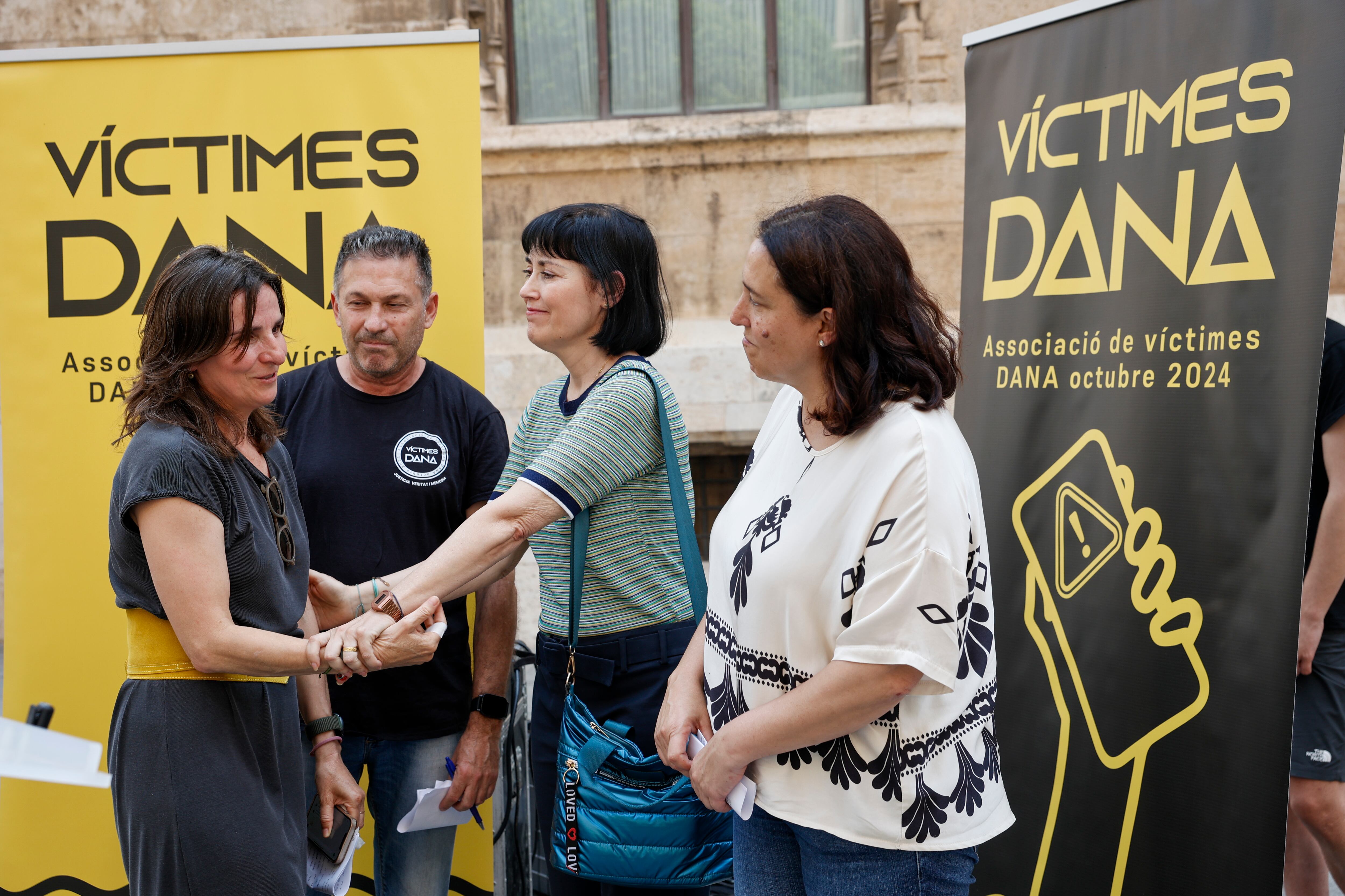 La presidenta de la Associació de Víctimes del Metro, Beatriz Garrote (i), saluda a las representantes del colectivo de víctimas de la dana Associació de Víctimes Dana 29 octubre 2024 que han informado de su personación en la causa penal que instruye un juzgado de Catarroja sobre la gestión de la catástrofe, así como de las próximas acciones que llevarán a cabo. EFE/Biel Aliño