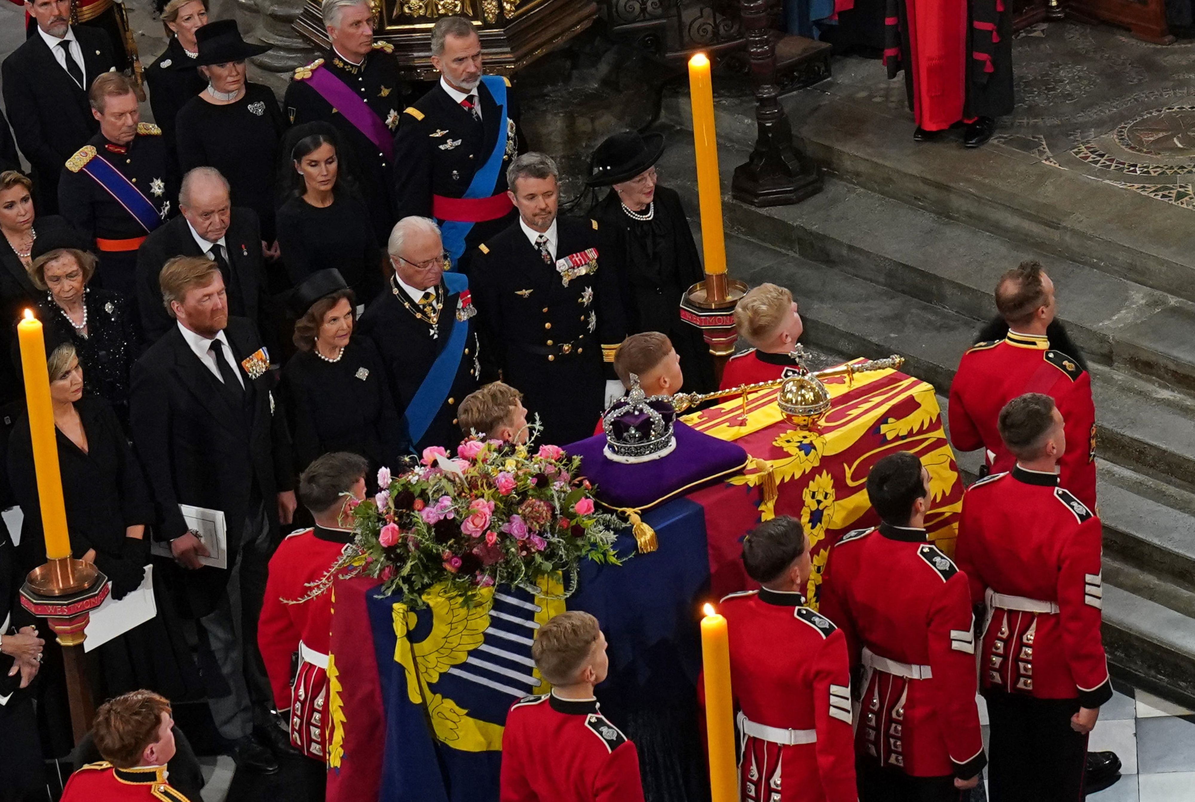 Los reyes eméritos Juan Carlos I y Sofía, junto al rey Felipe VI y la reina Letizia.