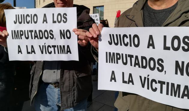 Manifestantes frente al Palacio de Justicia de Pamplona en el juicio