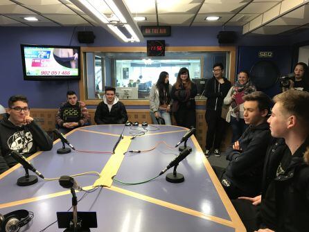 Oyentes visitan la radio