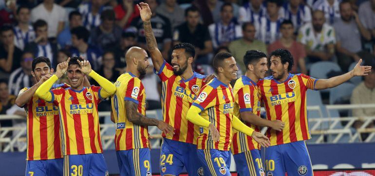 Los jugadores del Valencia celebran el segundo gol en Anoeta