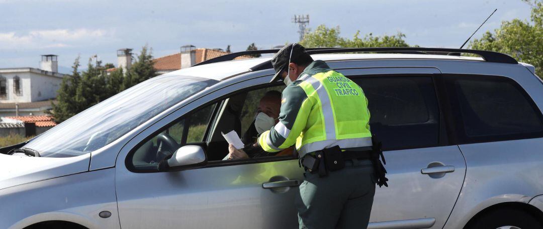 Guardia Civil en un control de carretera