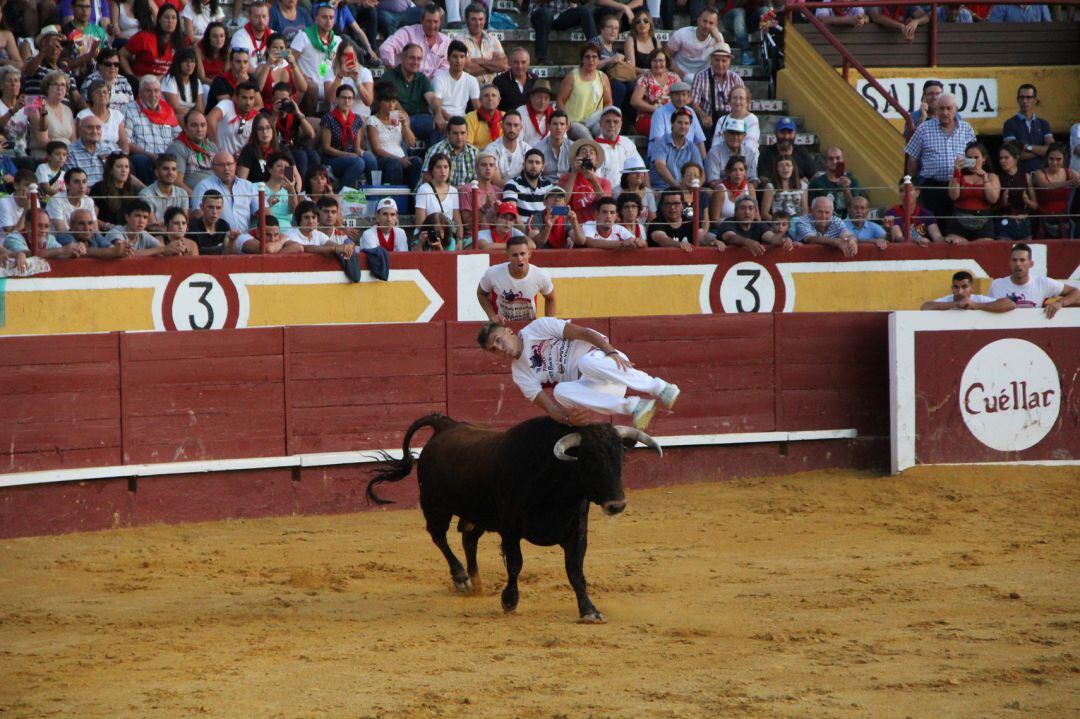 Un recortador ejecuta un salto en el concurso de Cortes celebrado en Cuéllar en las fiestas de 2019