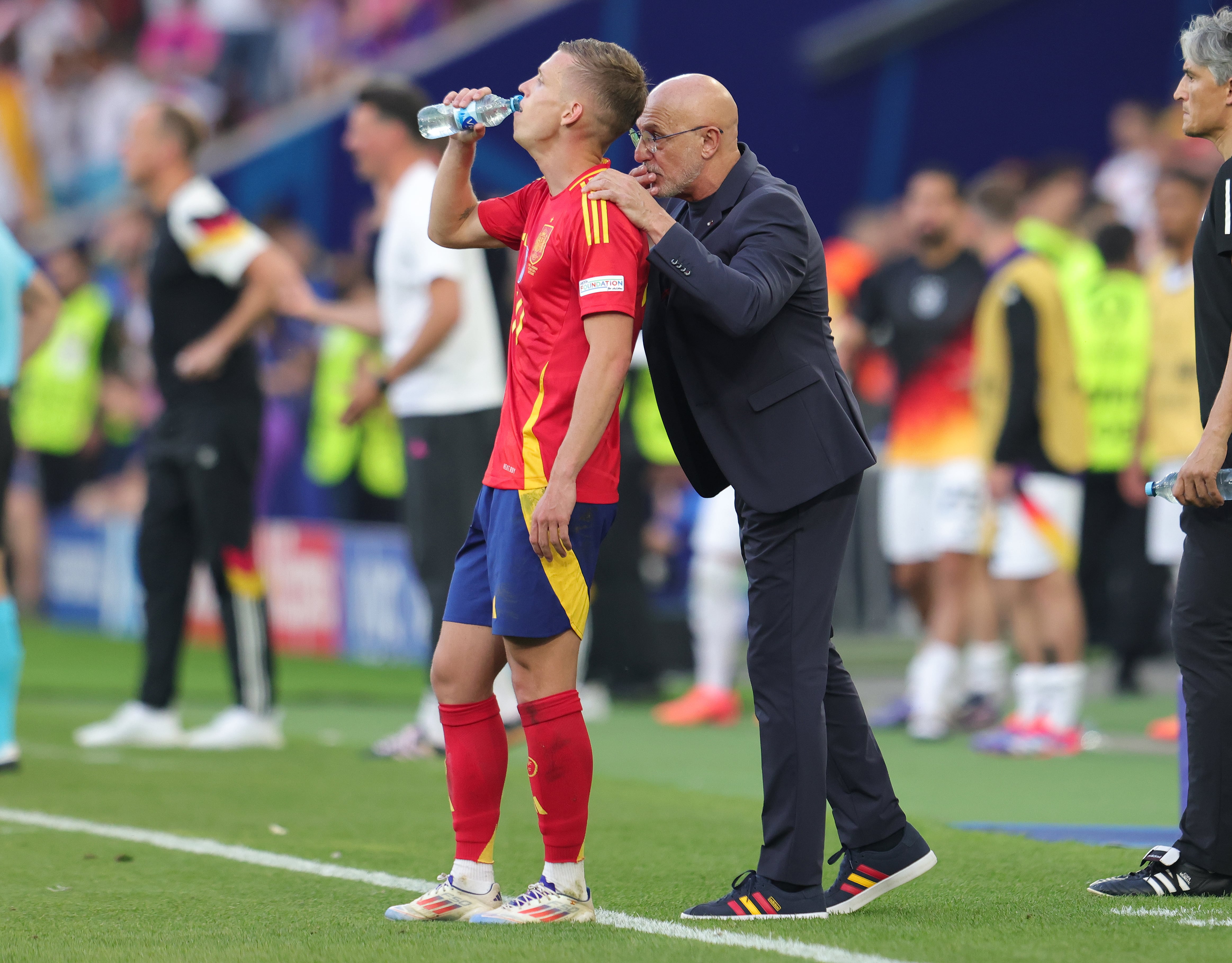 Luis de la Fuente da instrucciones a Dani Olmo durante la Eurocopa 2024