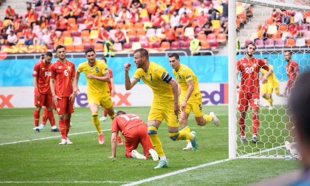 Yarmolenko celebra un gol con Ucrania, en 2021