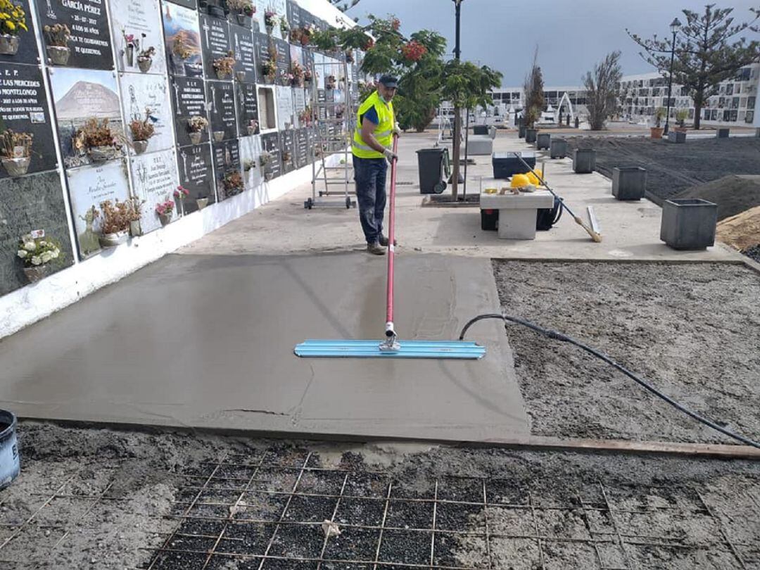 Operario realizando trabajos de mejora en el Cementerio Municipal &quot;San Román&quot; de Arrecife.