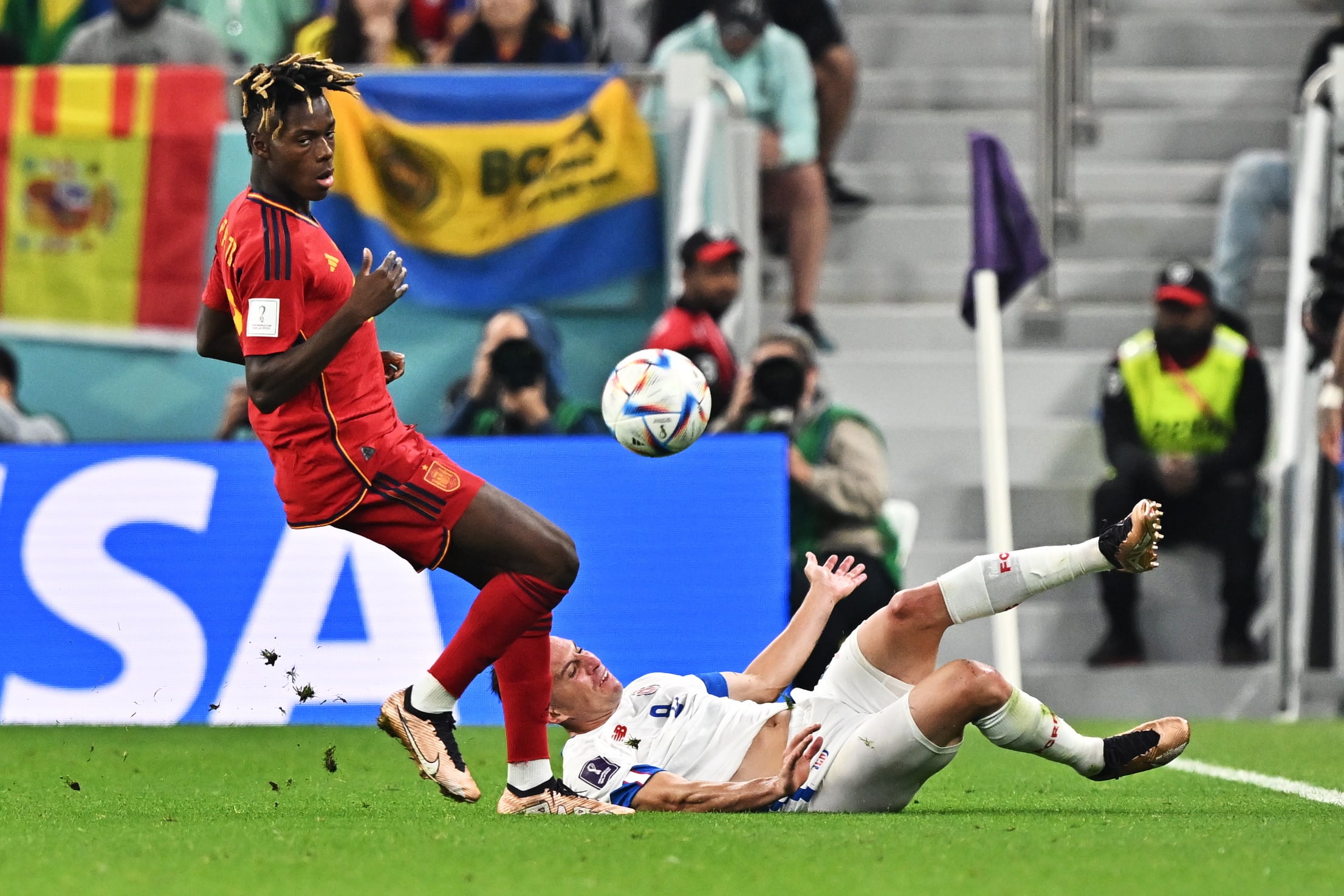 El jugador del Athletic, Nico Williams, en una acción contra Costa Rica