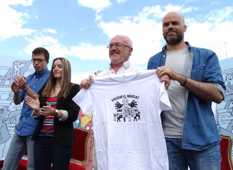 Miembros de Podemos con la camiseta de Salvem el Mercat