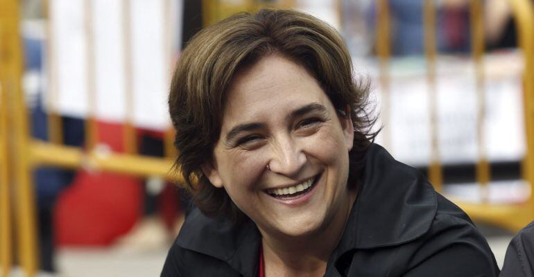 GRA524. MADRID, 06/05/2015.- La candidata a la Alcaldía de Barcelona de Barcelona en Comu, Ada Colau, momentos antes del mitin de las candidaturas ciudadanas bajo el lema "Ahora en común" esta tarde en la explanada cercana al Museo Reina Sofía de Madrid. EFE/Kiko Huesca