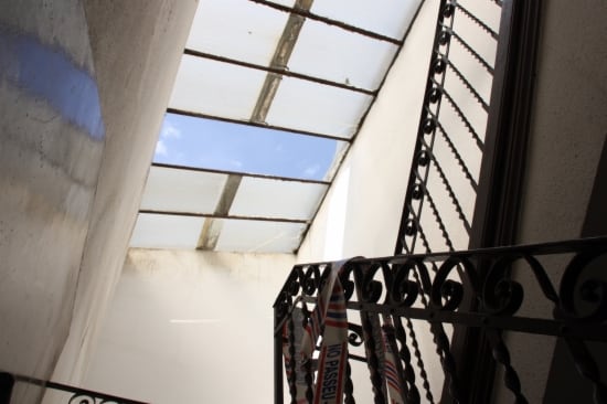 Els nens han caigut pel vidre de la claraboia, que ha cedit