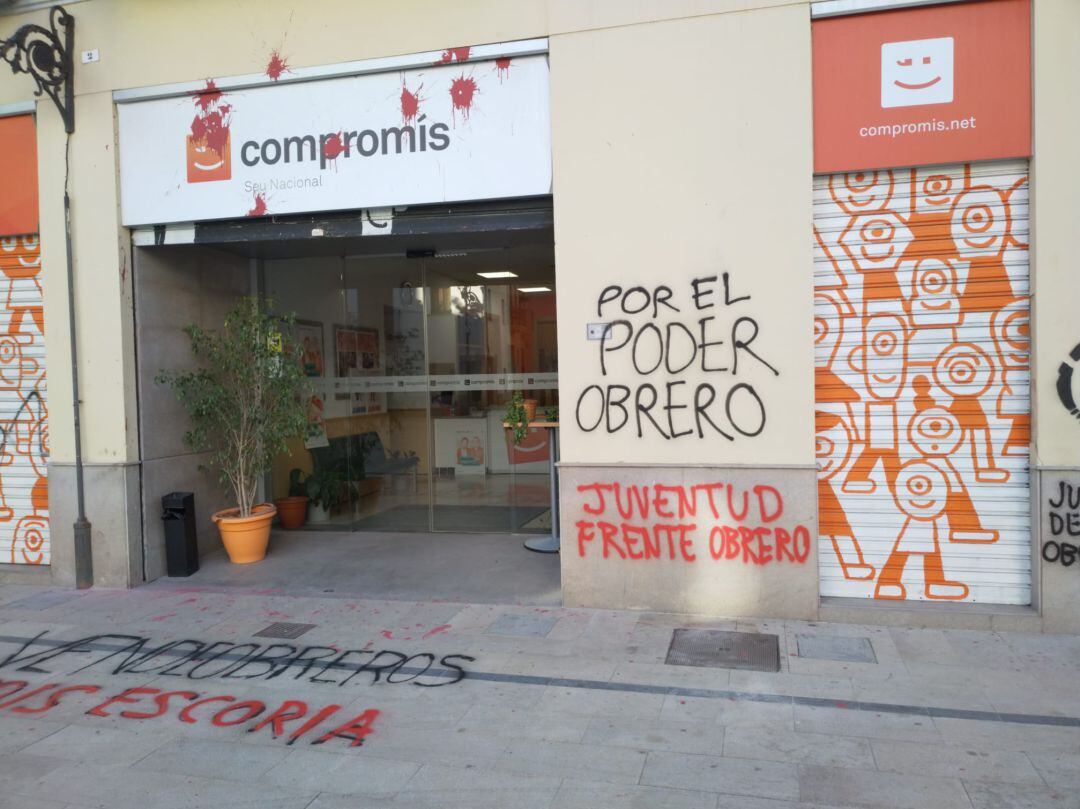 El Secretario Autonómico de Empleo ha denunciado este sábado por la mañana en Twitter las pintadas que ha sufrido la sede nacional de Compromís