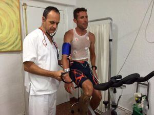 Dani Amat en un reconocimiento médico