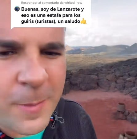 Ángel Gaitán junto a los géiseres del Parque Nacional de Timanfaya.