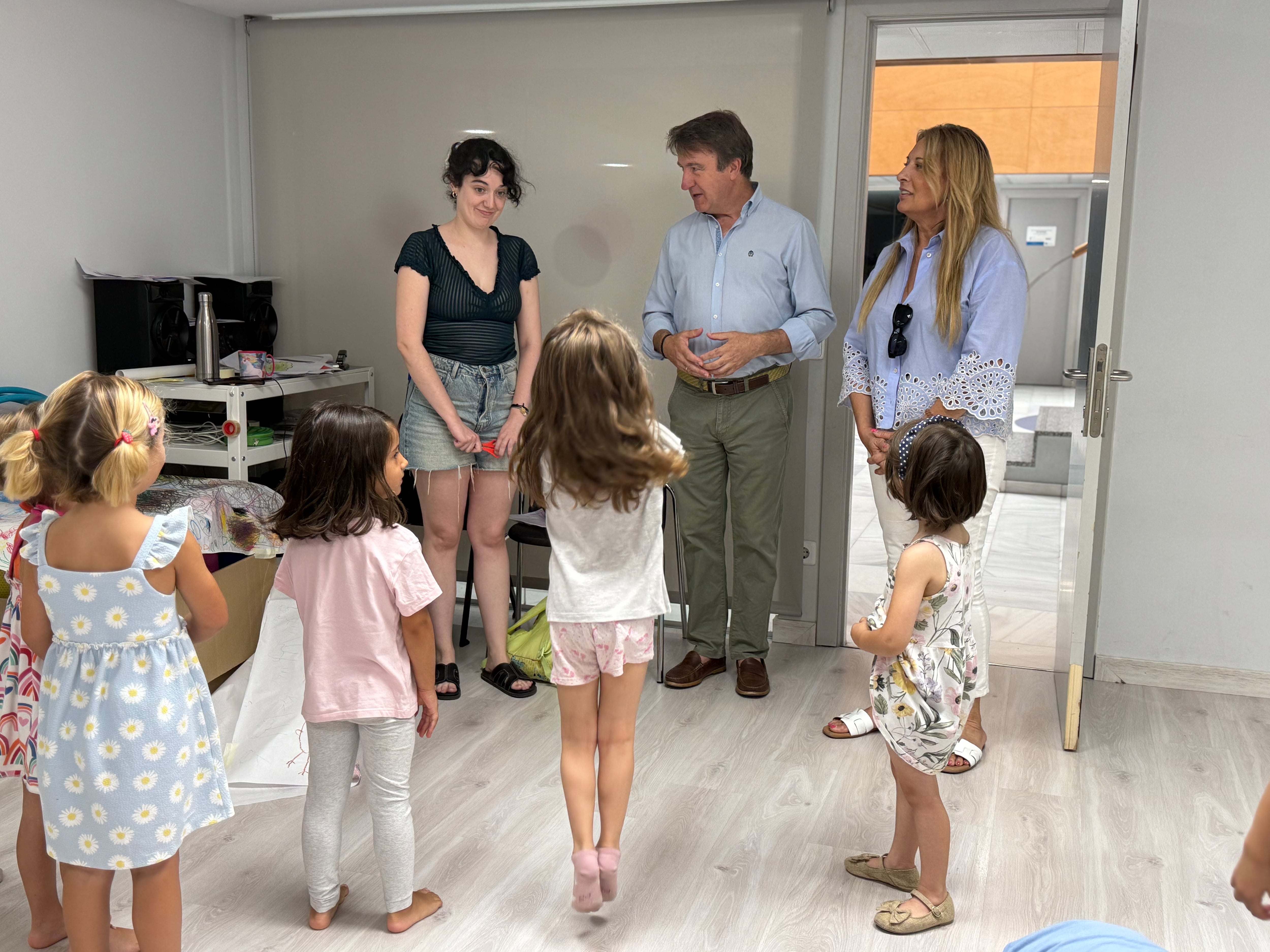 El alcalde de Tres Cantos, Jesús Moreno, en uno de los campamentos de las Escuelas de Enseñanzas Artísticas del municipio