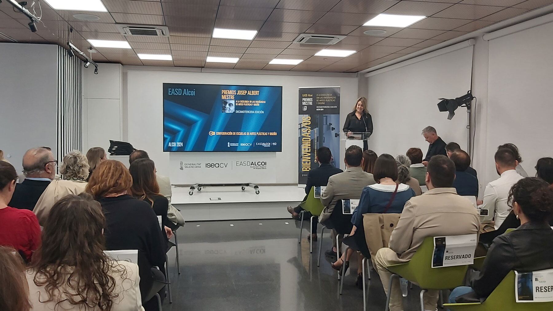 La directora Diana Ortiz durante su discurso de presentación del acto de entrega de los premios Josep Albert Mestre