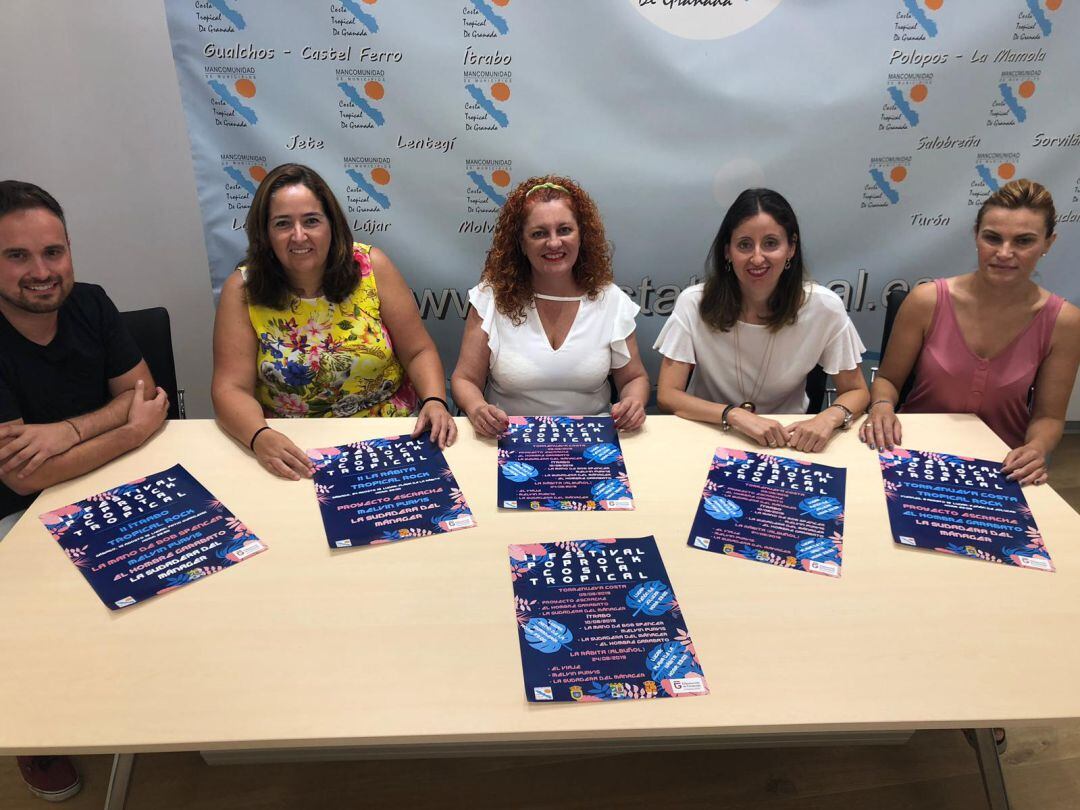 La vicepresidenta de la Mancomunidad, Maria Eugenia Rufino, presenta el II Festival de Rock Costa Tropical junto a los concejales y alcaldes de los municipios participantes